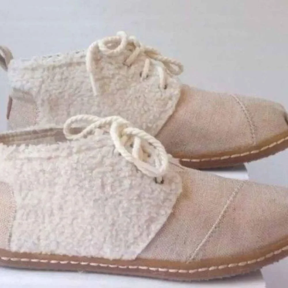TOMS Bota Gold & Ivory Natural Plush Shearling Lace-Up Bootie. Size 10